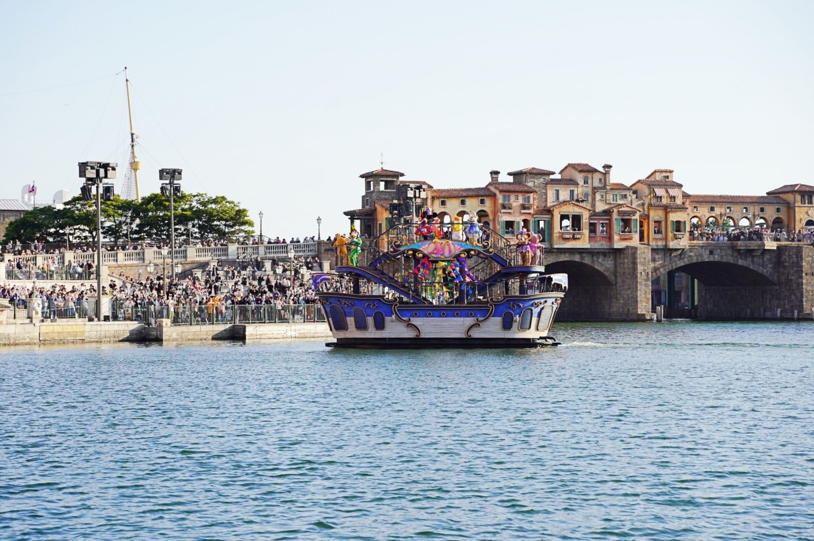 ディズニーシーの水上ショー「レッツ・セレブレイト・ウィズ・カラー」