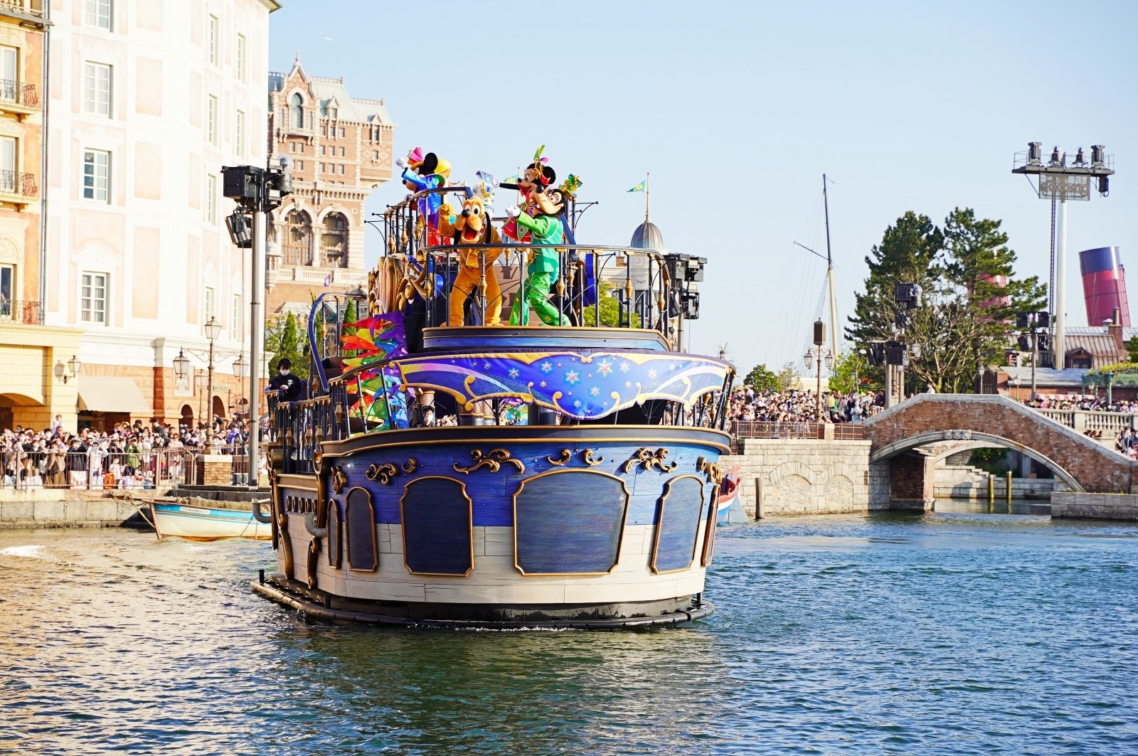 ディズニーシーの水上ショー「レッツ・セレブレイト・ウィズ・カラー」