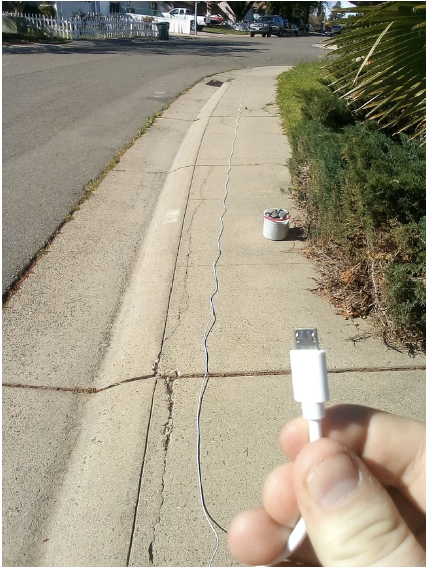 一个很长的充电电缆