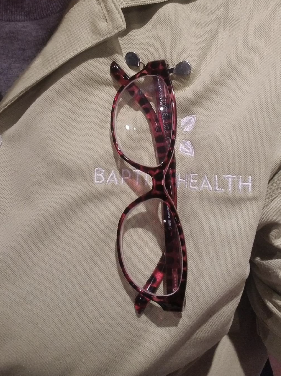 reviewer using the readerest on their shirt to hold their glasses