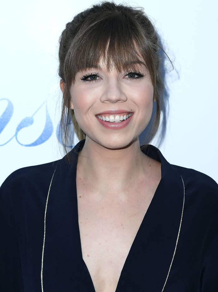 Jennette McCurdy smiling on a red carpet