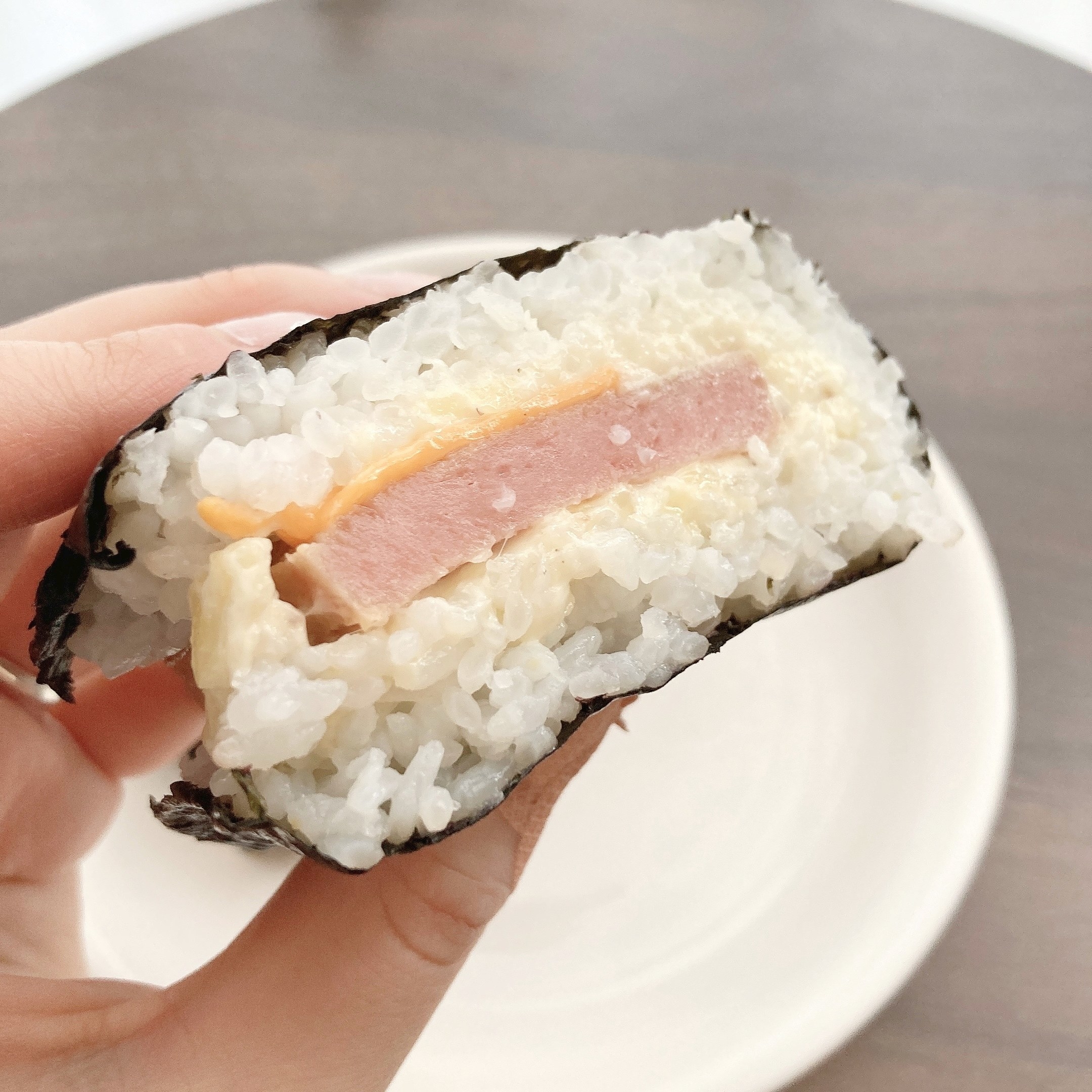 FamilyMart（ファミリーマート）のオススメのおにぎり「SPAM®むすび 3種のチーズ」