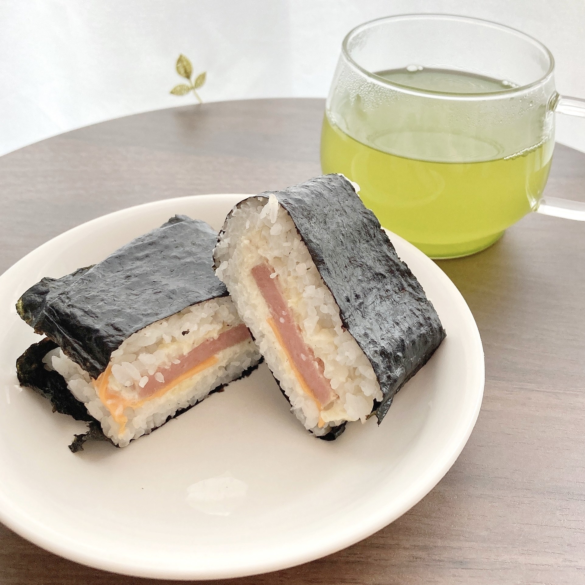 FamilyMart（ファミリーマート）のオススメのおにぎり「SPAM®むすび 3種のチーズ」