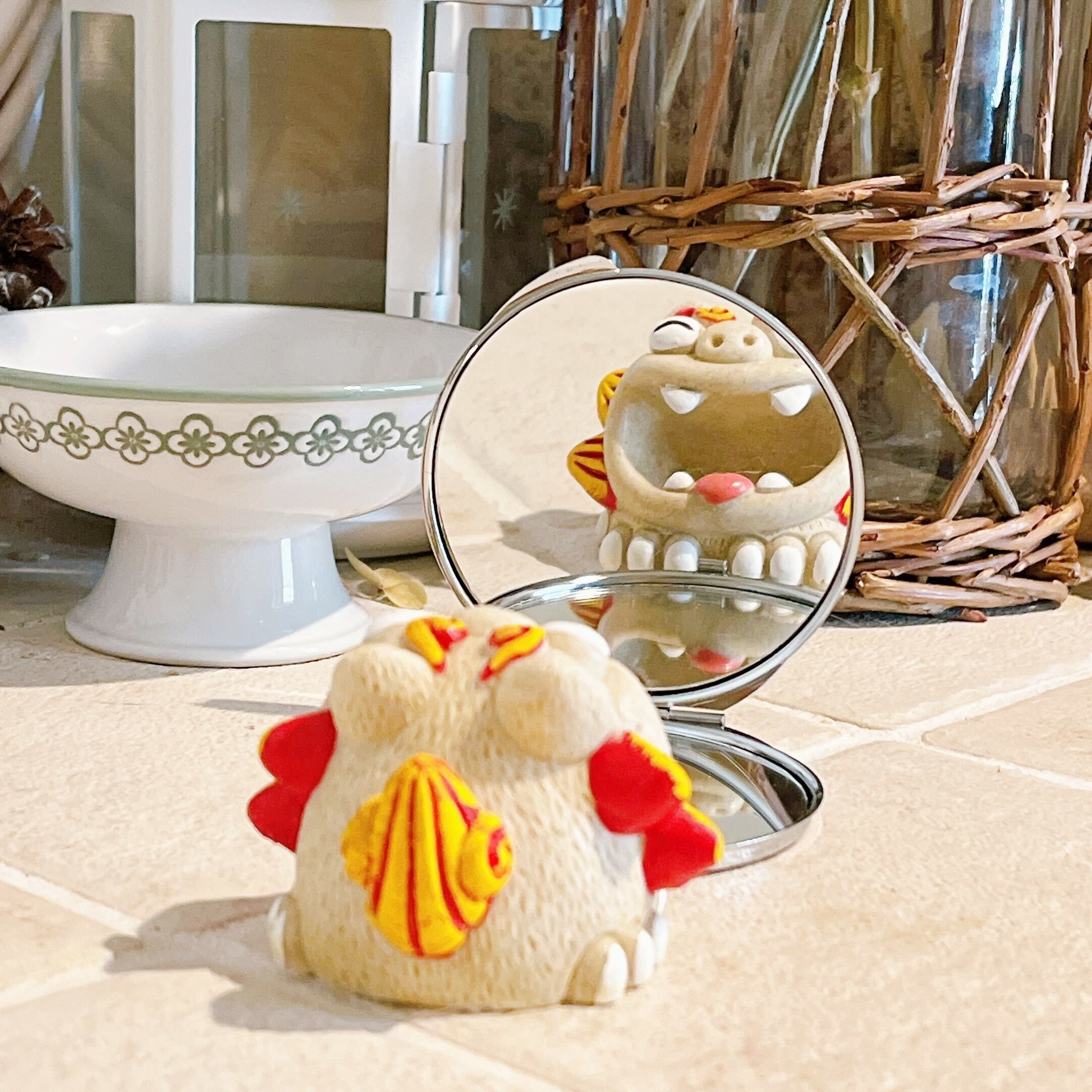 DAISO（ダイソー）のオススメの雑貨「コンパクトミラー（メタリックフレームタイプB）」「コンパクトミラー（ラウンドB）」