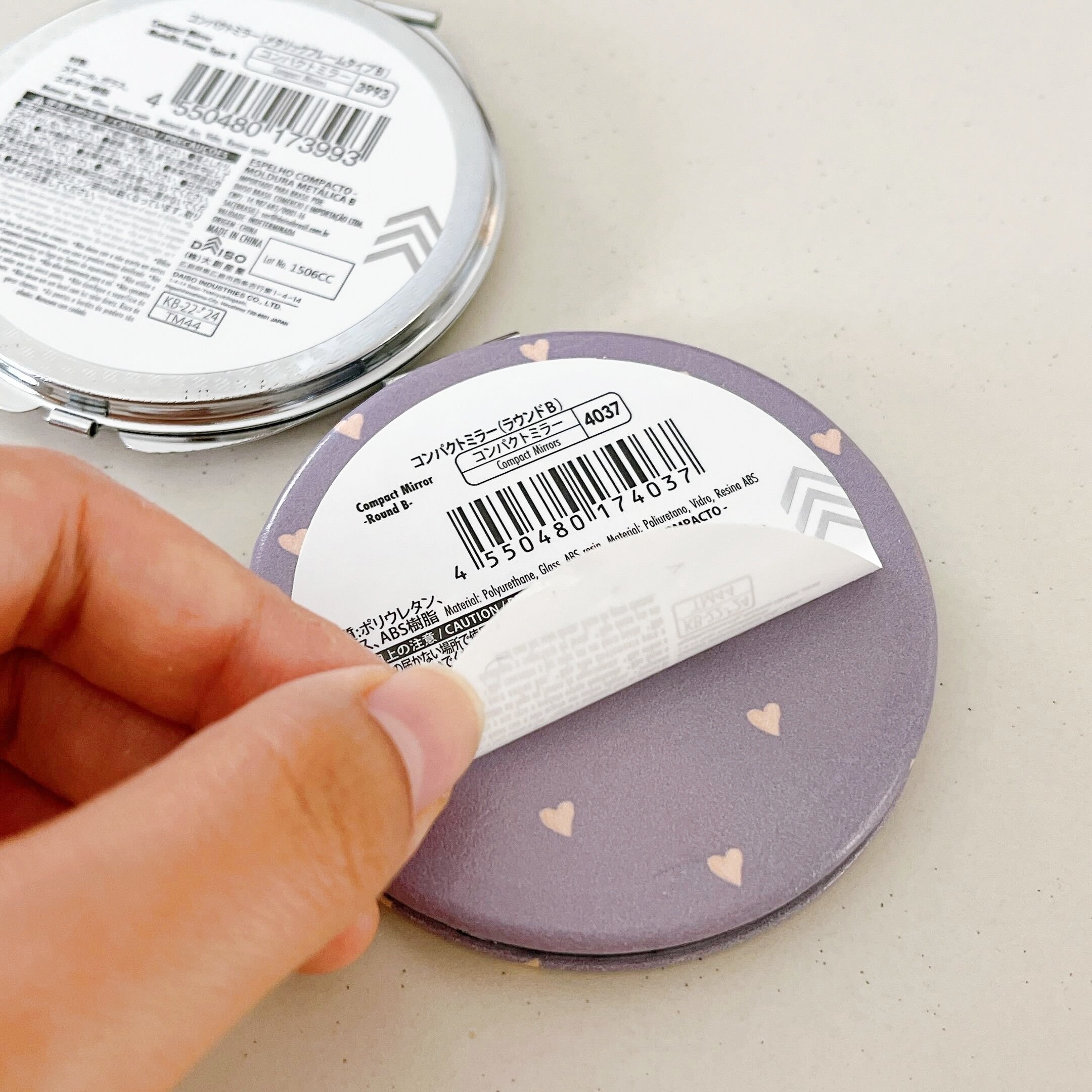 DAISO（ダイソー）のオススメの雑貨「コンパクトミラー（メタリックフレームタイプB）」「コンパクトミラー（ラウンドB）」