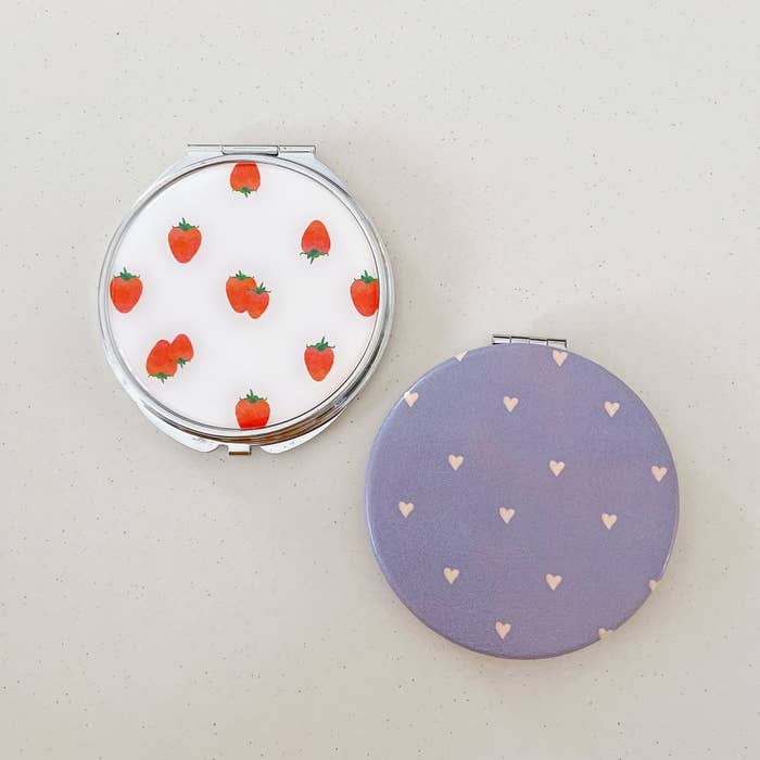 DAISO（ダイソー）のオススメの雑貨「コンパクトミラー（メタリックフレームタイプB）」「コンパクトミラー（ラウンドB）」