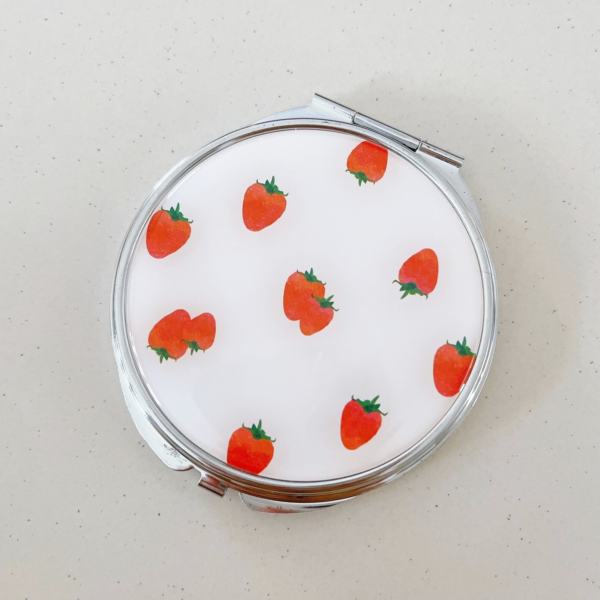 DAISO（ダイソー）のオススメの雑貨「コンパクトミラー（メタリックフレームタイプB）」「コンパクトミラー（ラウンドB）」