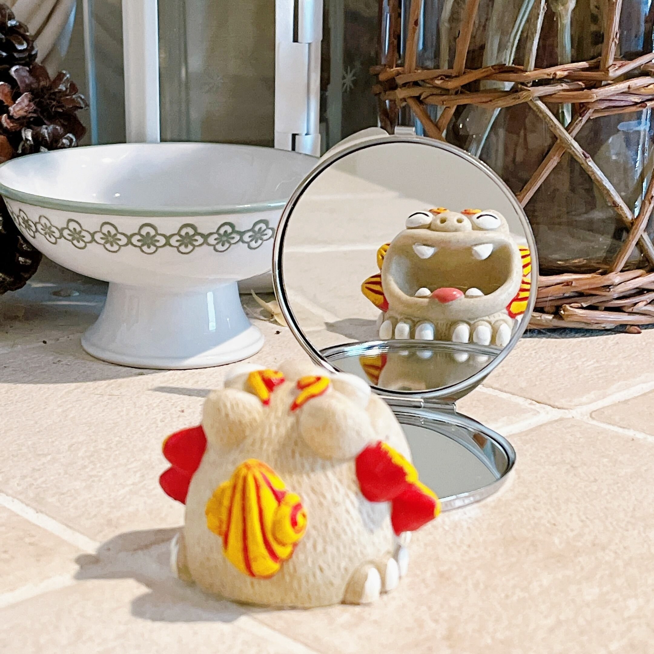 DAISO（ダイソー）のオススメの雑貨「コンパクトミラー（メタリックフレームタイプB）」「コンパクトミラー（ラウンドB）」