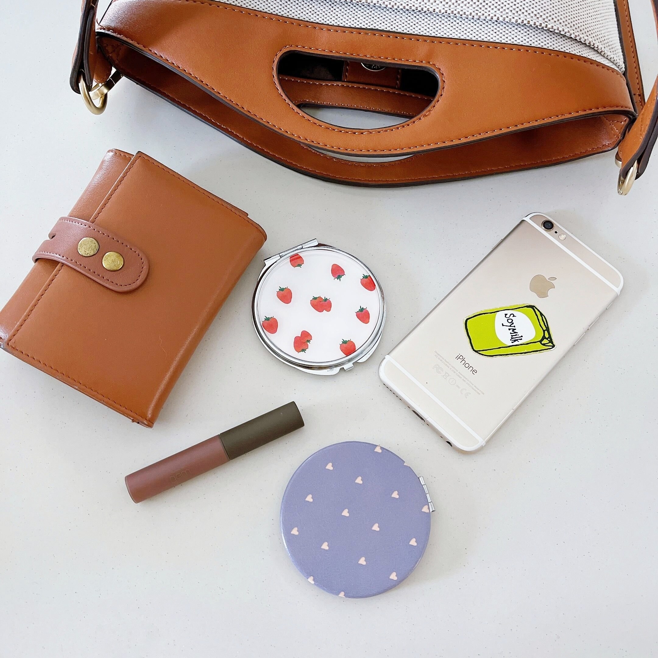 DAISO（ダイソー）のオススメの雑貨「コンパクトミラー（メタリックフレームタイプB）」「コンパクトミラー（ラウンドB）」