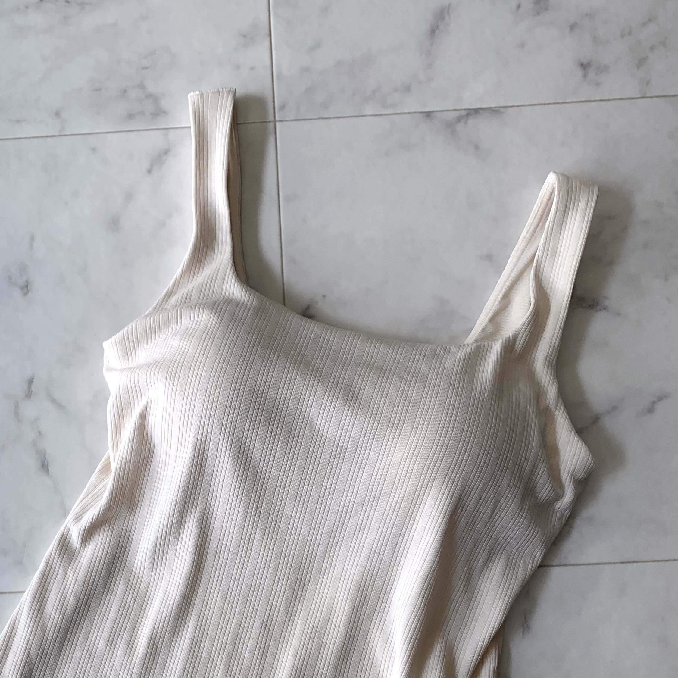 GU（ジーユー）のおすすめのレディースアイテム「ブラフィールスクエアネックタンクトップ」