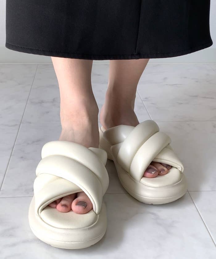 GU（ジーユー）のおすすめのレディースアイテム「パフィークロスベルトサンダル」