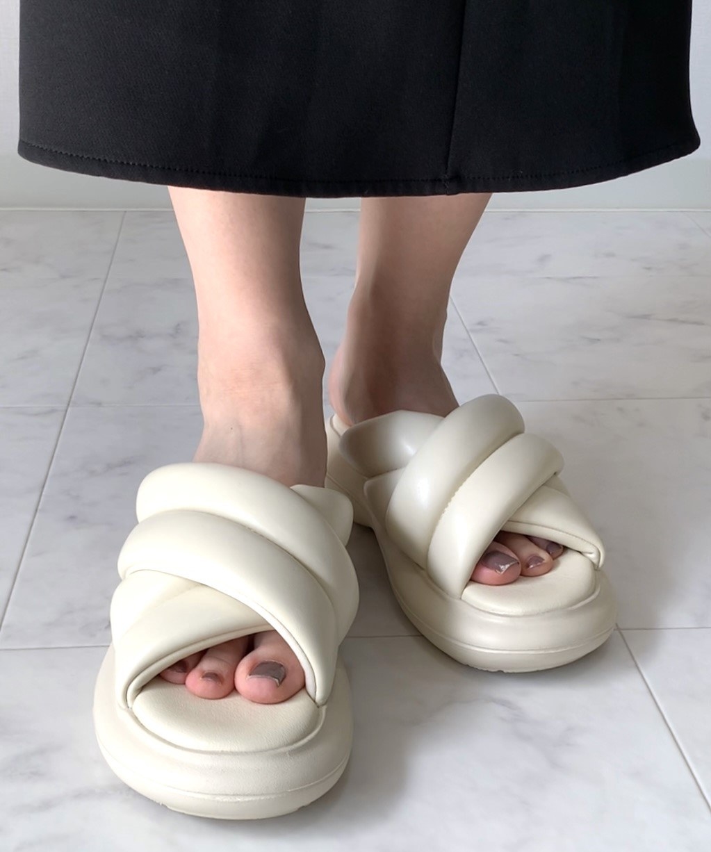 GU（ジーユー）のおすすめのレディースアイテム「パフィークロスベルトサンダル」