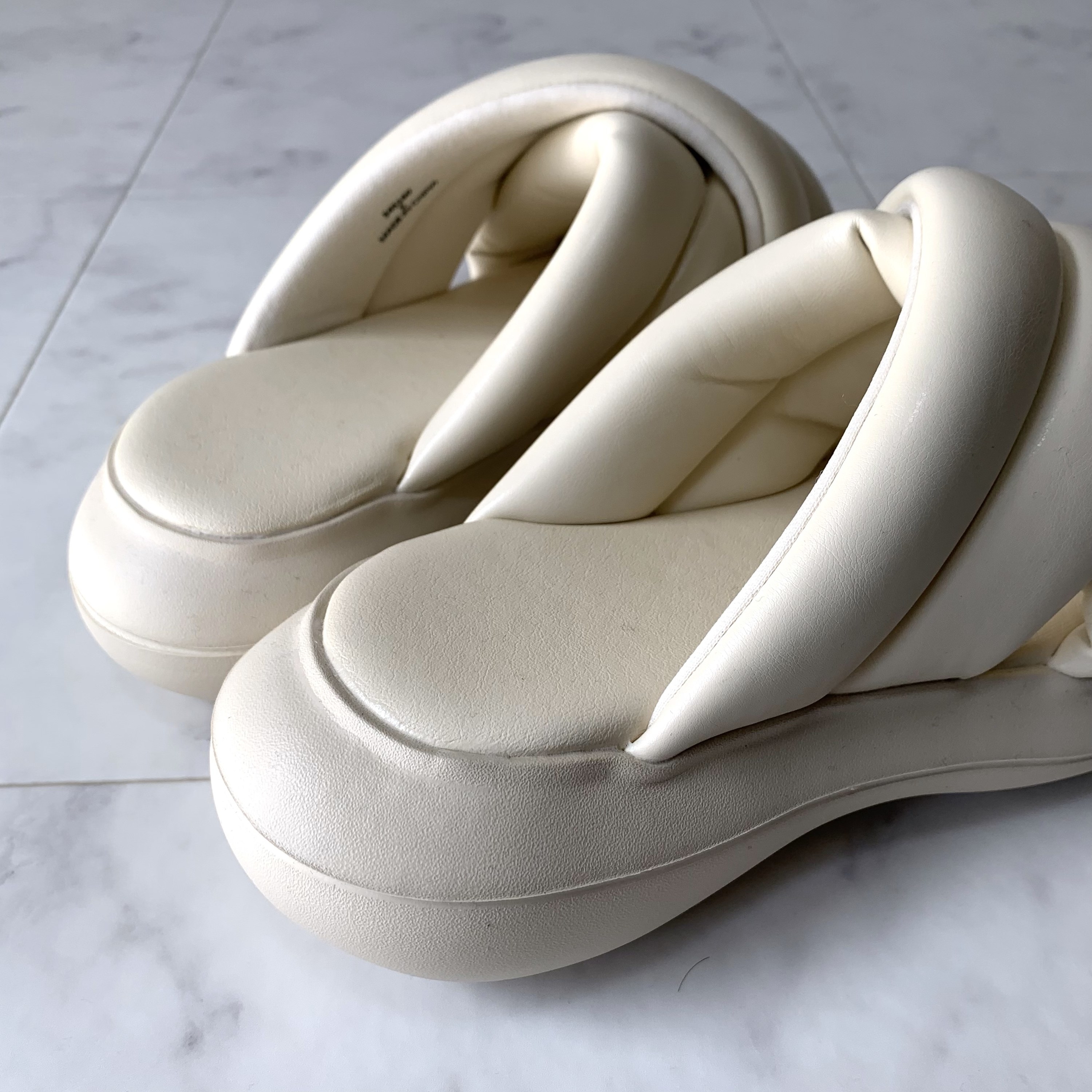 GU（ジーユー）のおすすめのレディースアイテム「パフィークロスベルトサンダル」