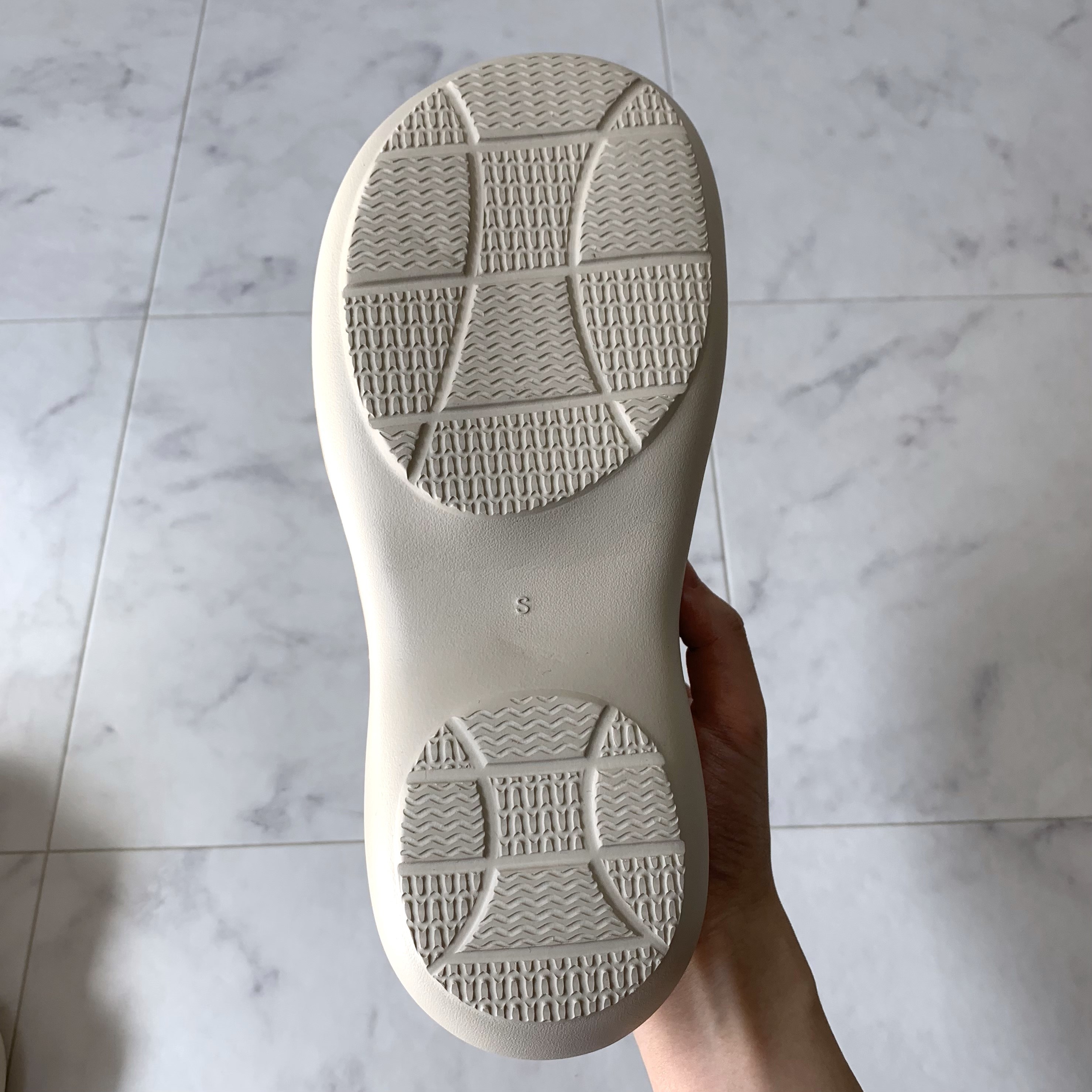 GU（ジーユー）のおすすめのレディースアイテム「パフィークロスベルトサンダル」