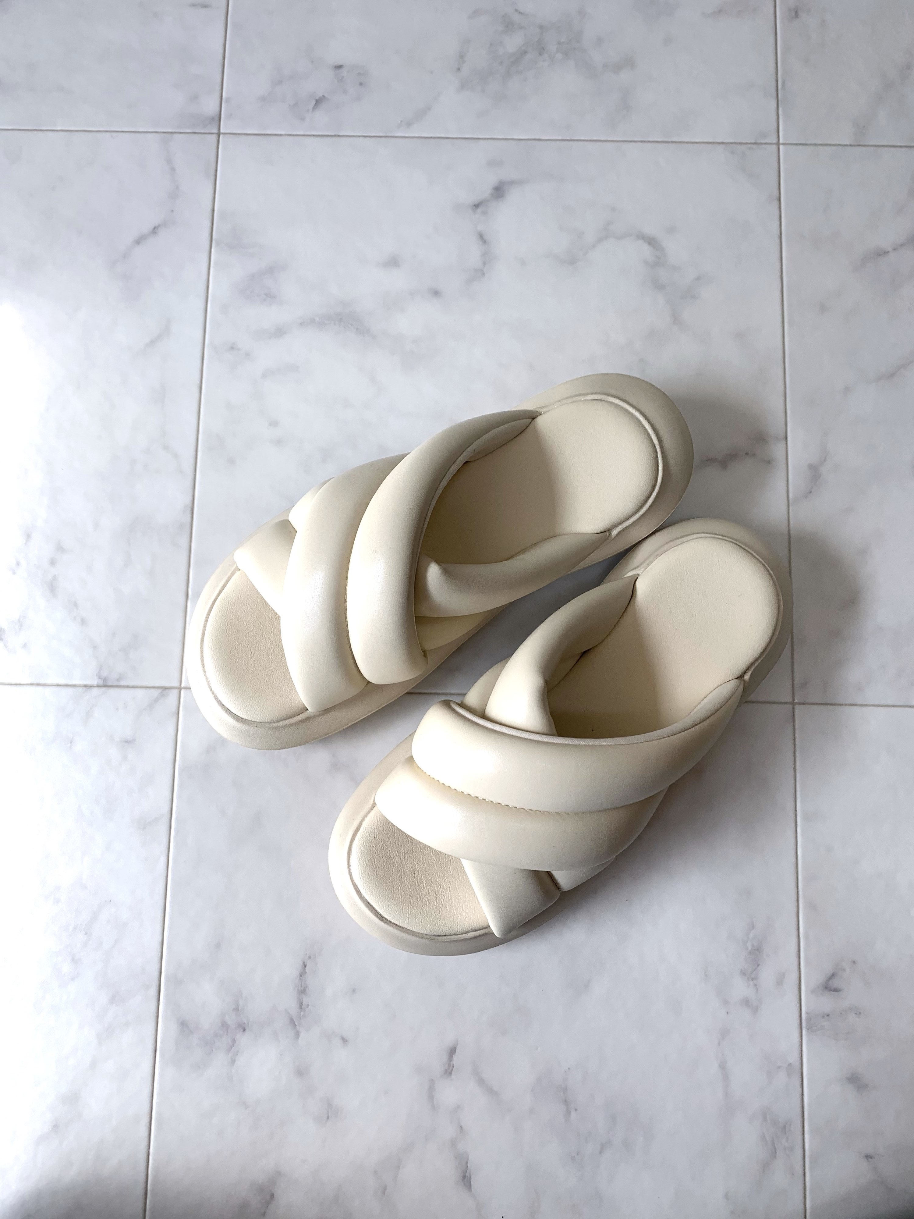 GU（ジーユー）のおすすめのレディースアイテム「パフィークロスベルトサンダル」