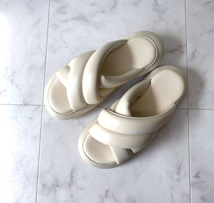 GU(ジーユー)のおすすめのレディースアイテム「パフィークロスベルトサンダル」