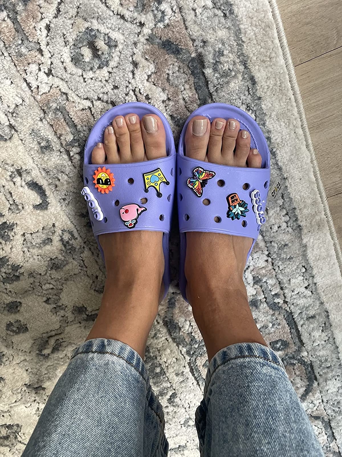 reviewer wearing the slides in color digital purple