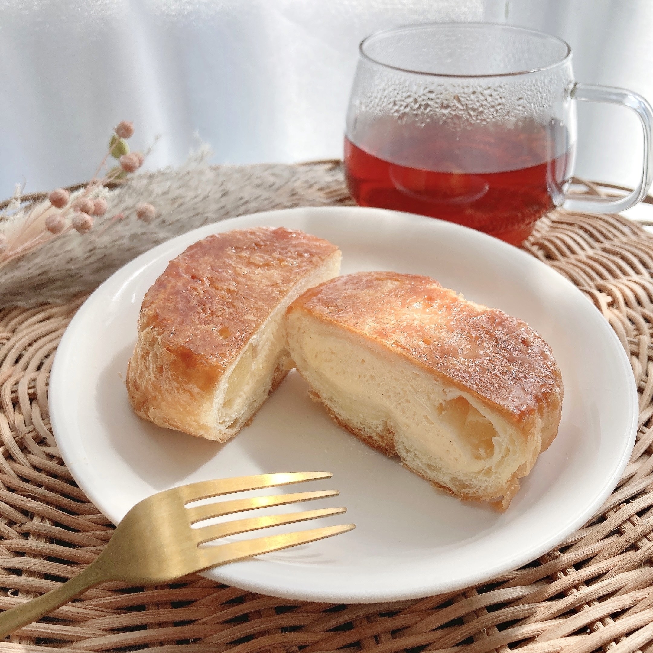 FamilyMart(ファミリーマート)のオススメのスイーツ「冷やして食べる国産りんごのクイニーアマン(カスタードホイップ)」