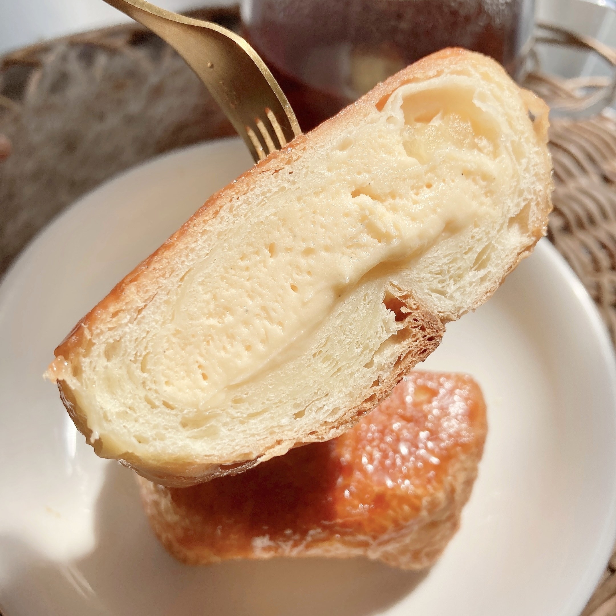 FamilyMart(ファミリーマート)のオススメのスイーツ「冷やして食べる国産りんごのクイニーアマン(カスタードホイップ)」