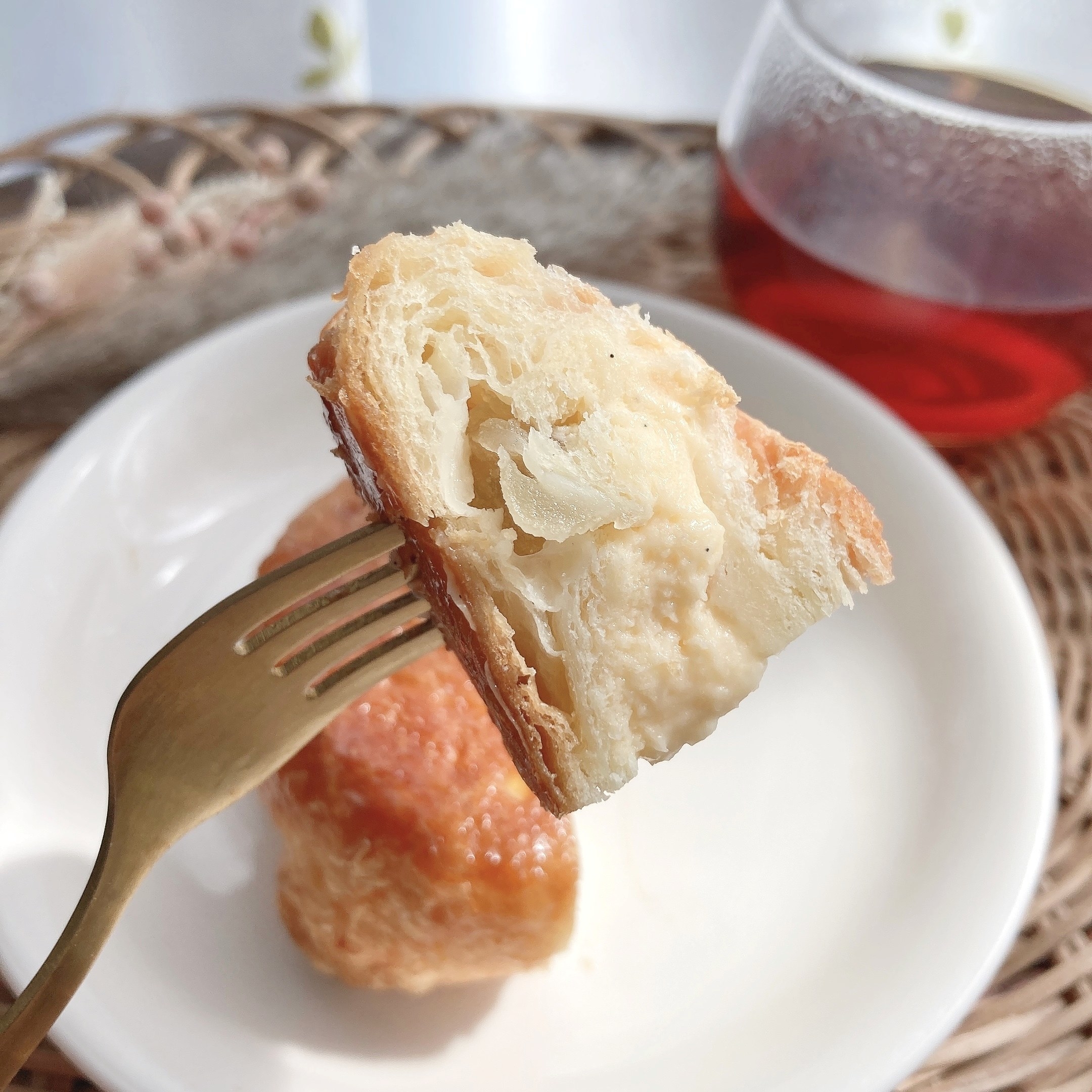 FamilyMart(ファミリーマート)のオススメのスイーツ「冷やして食べる国産りんごのクイニーアマン(カスタードホイップ)」