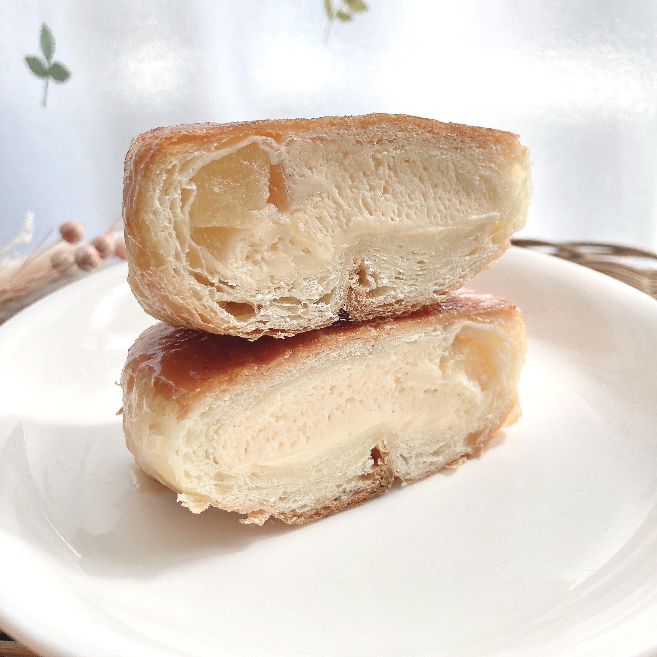 FamilyMart(ファミリーマート)のオススメのスイーツ「冷やして食べる国産りんごのクイニーアマン(カスタードホイップ)」