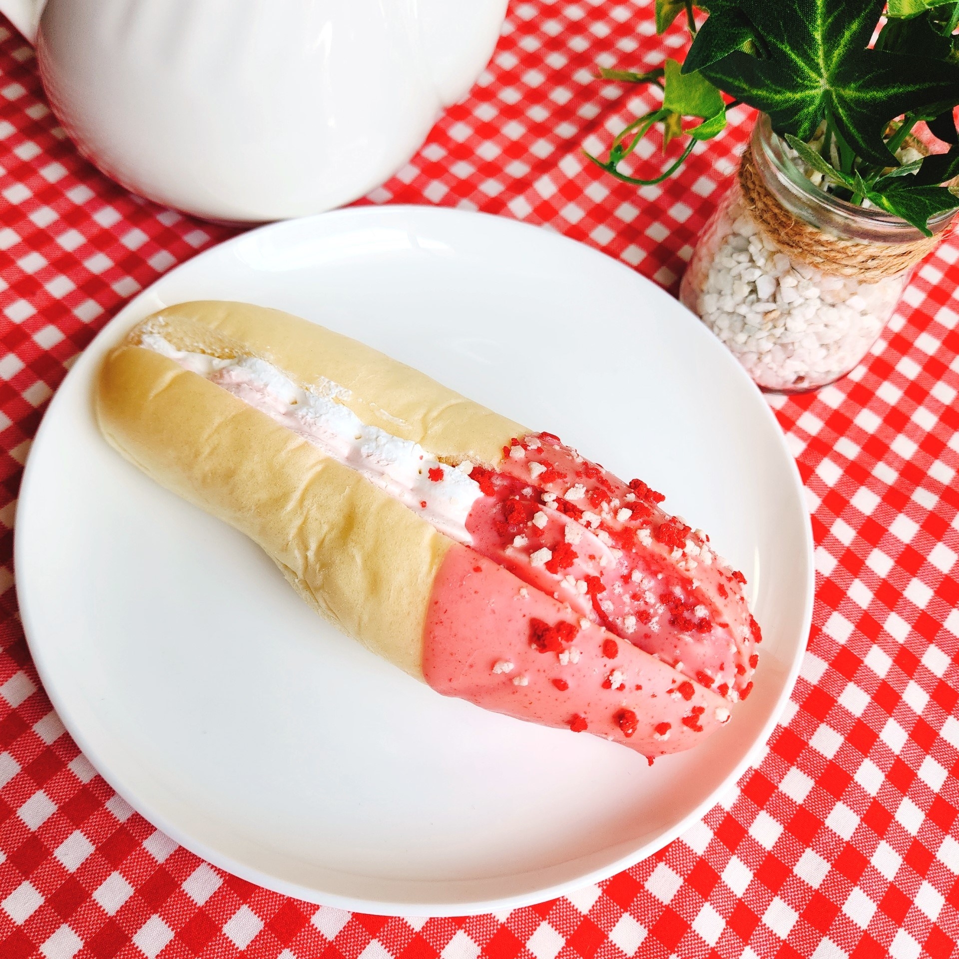 FamilyMart（ファミリーマート）のおすすめパン「ダブルホイップサンド（いちご＆ミルク）」