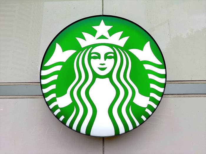 Starbucks（スターバックス）のオススメスイーツ「サリー・ブラウン アメリカンワッフル with キャラメル プレッツェル」