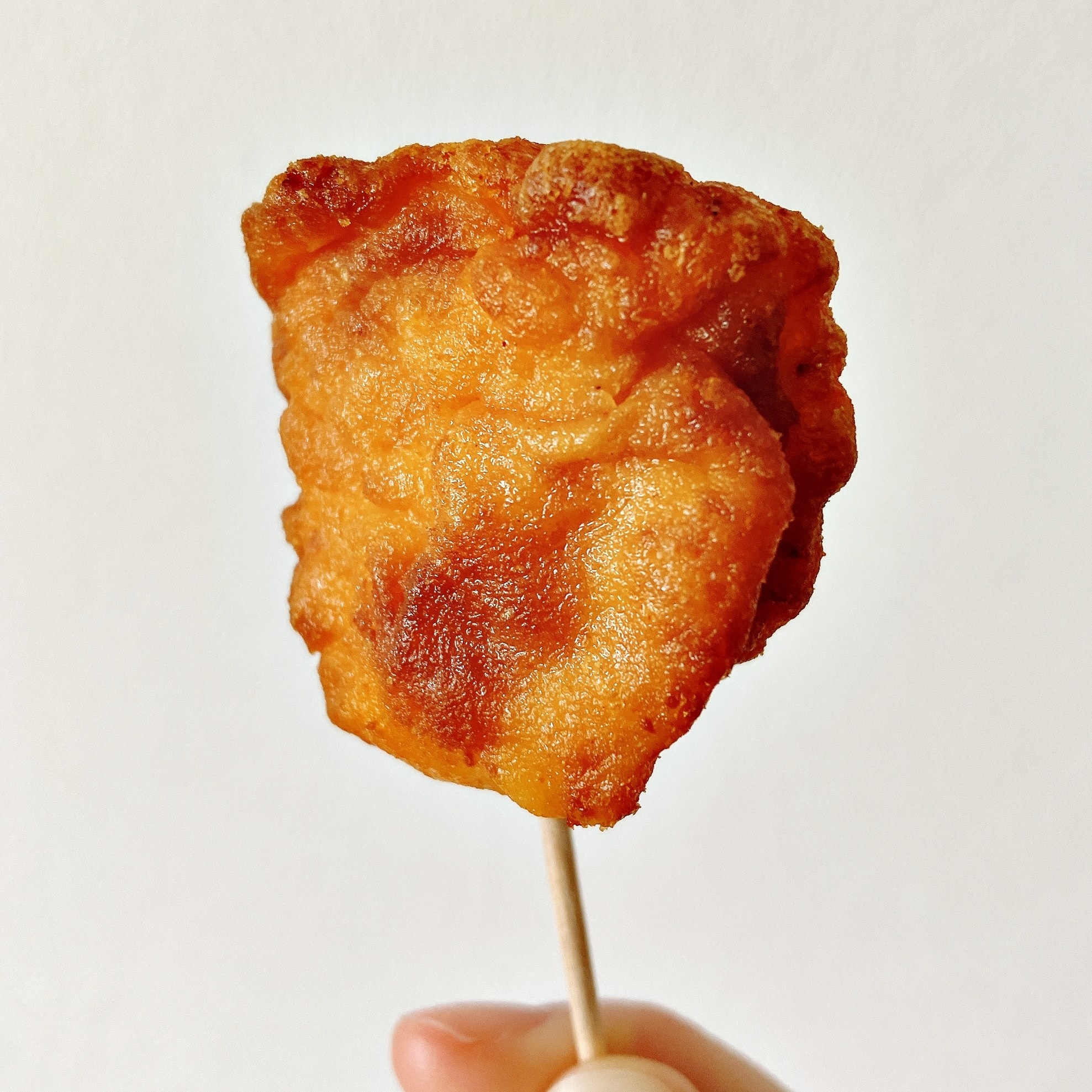 LAWSON(ローソン)のおすすめホットスナック「ソースin からあげクン とろ〜り濃厚チーズ味」