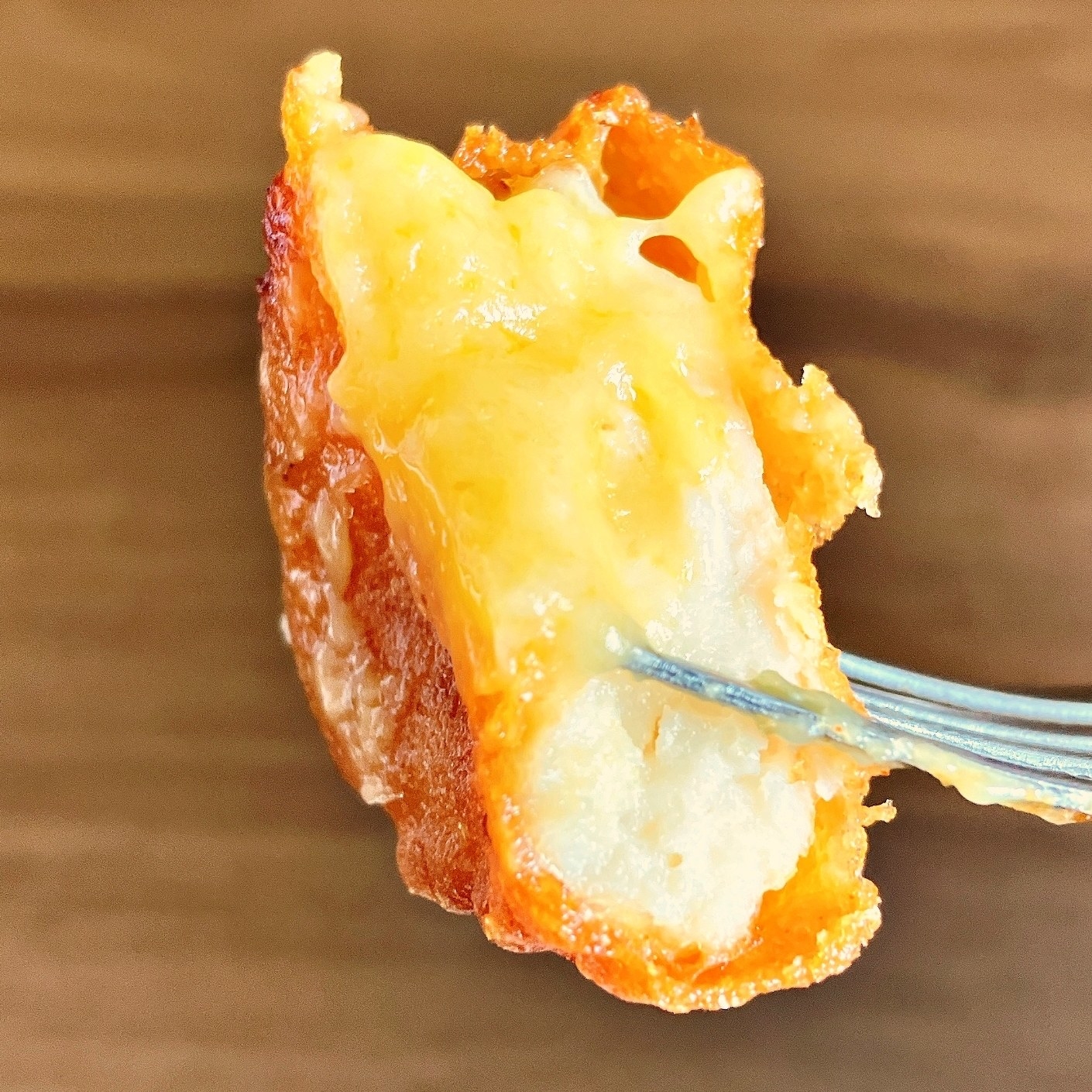 LAWSON(ローソン)のおすすめホットスナック「ソースin からあげクン とろ〜り濃厚チーズ味」