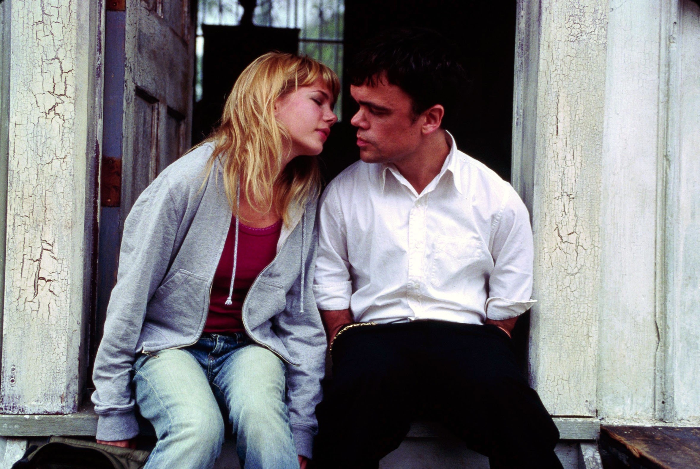 Michelle Williams and Peter Dinklage about to kiss in The Station Agent