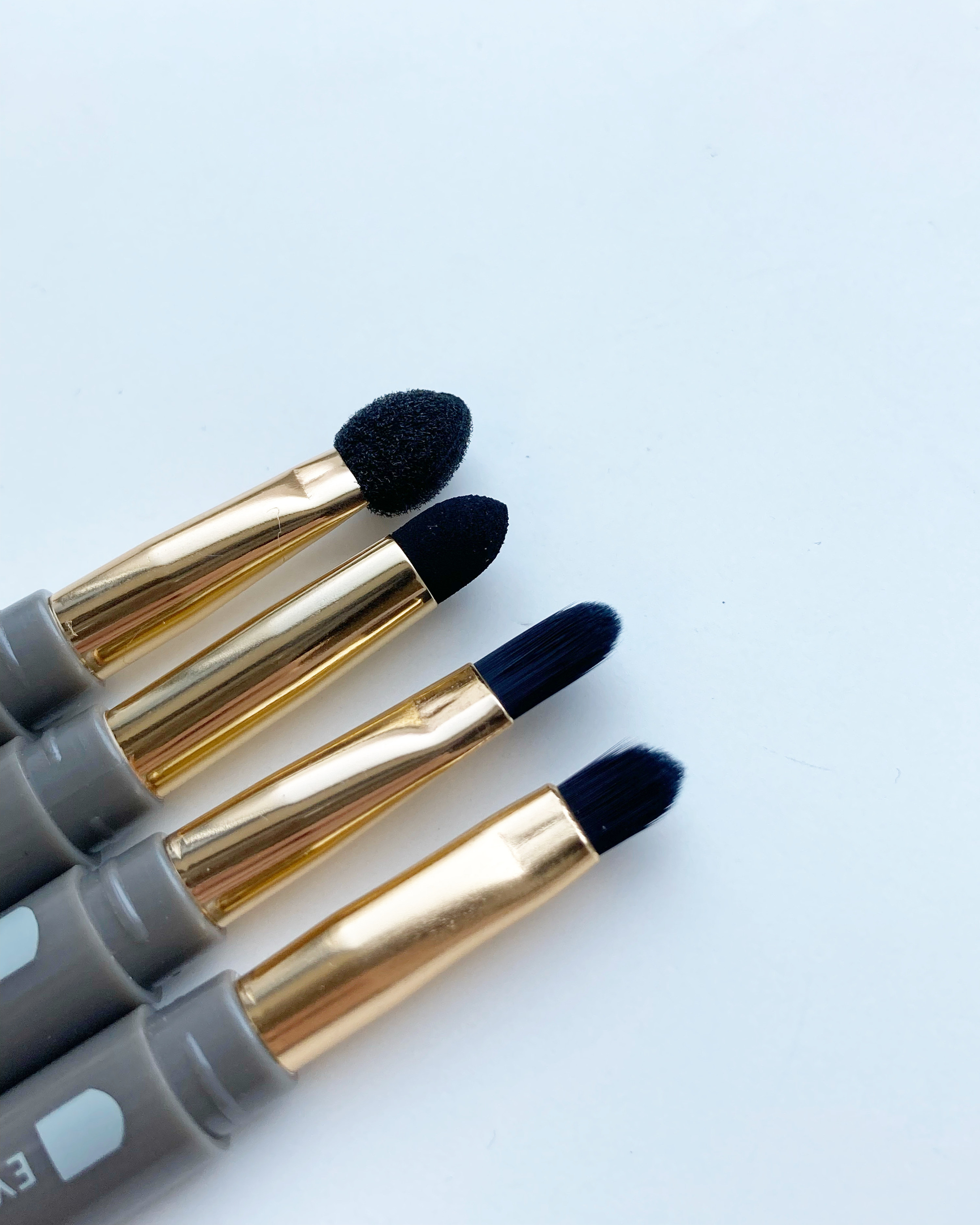 DAISO(ダイソー)の便利アイテム「メイクブラシ(ロケット型、目元用)」