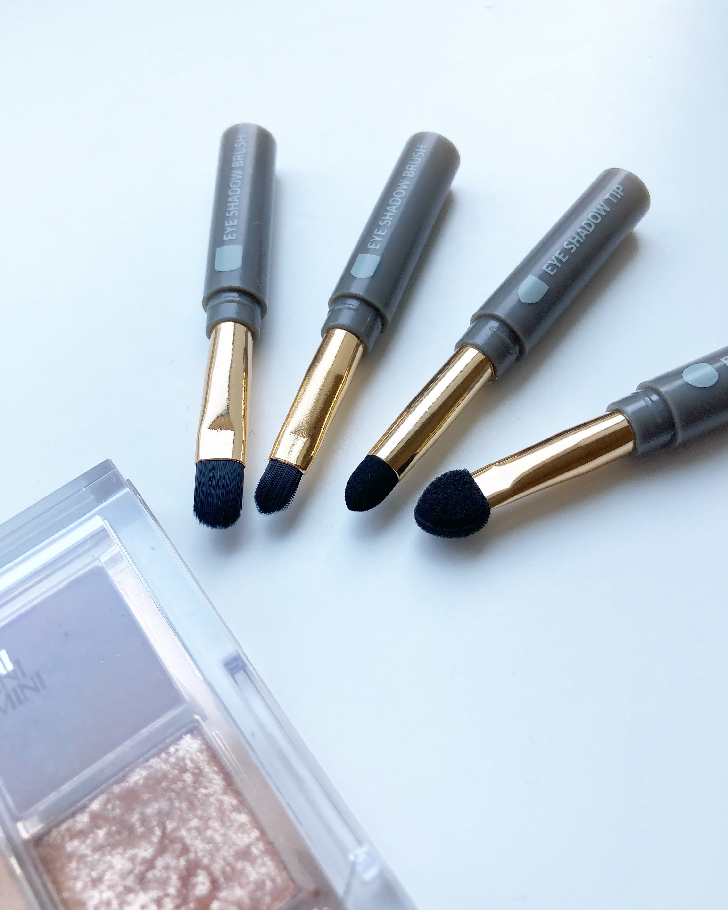 DAISO(ダイソー)の便利アイテム「メイクブラシ(ロケット型、目元用)」