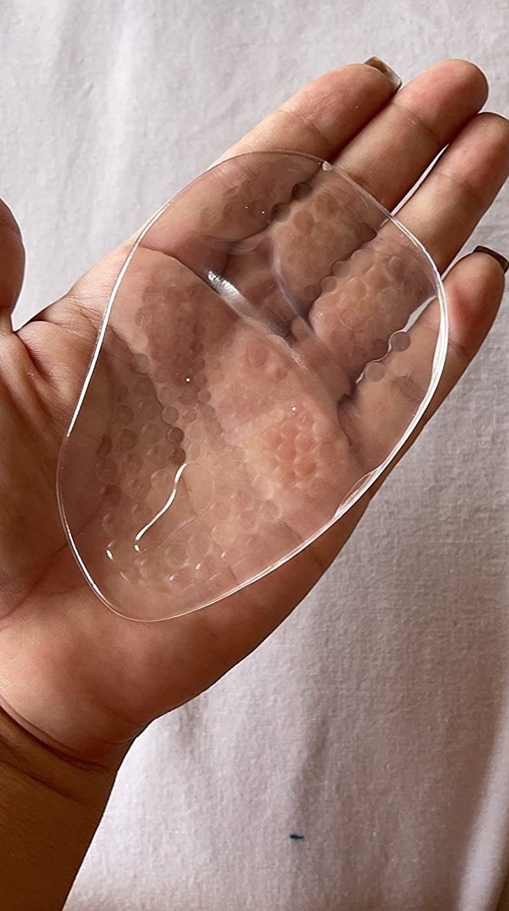 Reviewer holding one of the gel inserts in their hand