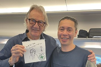 世界で1番有名なサイン？世界的ブランドのデザイナーに駅で遭遇