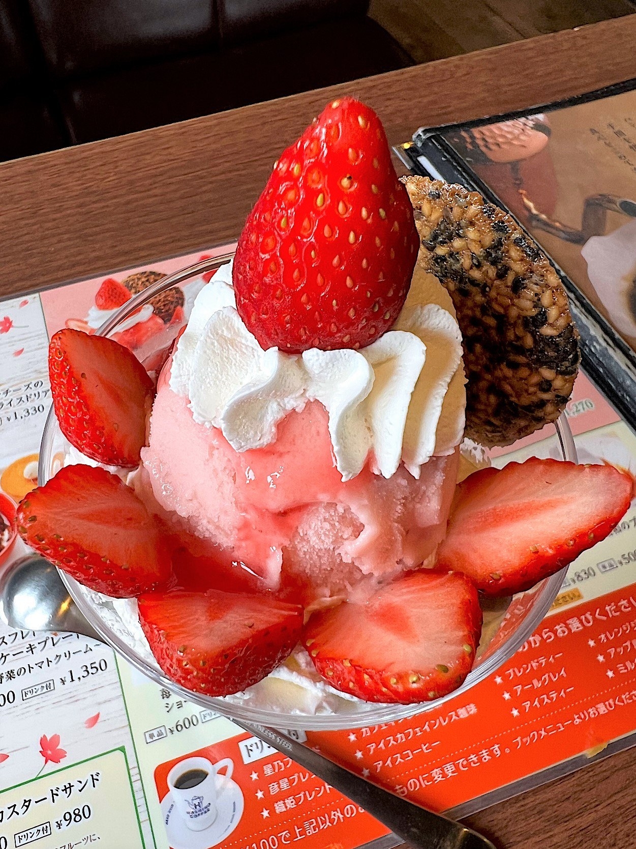 星乃珈琲店のおすすめのスイーツ「季節のパフェ～苺とピスタチオ～」