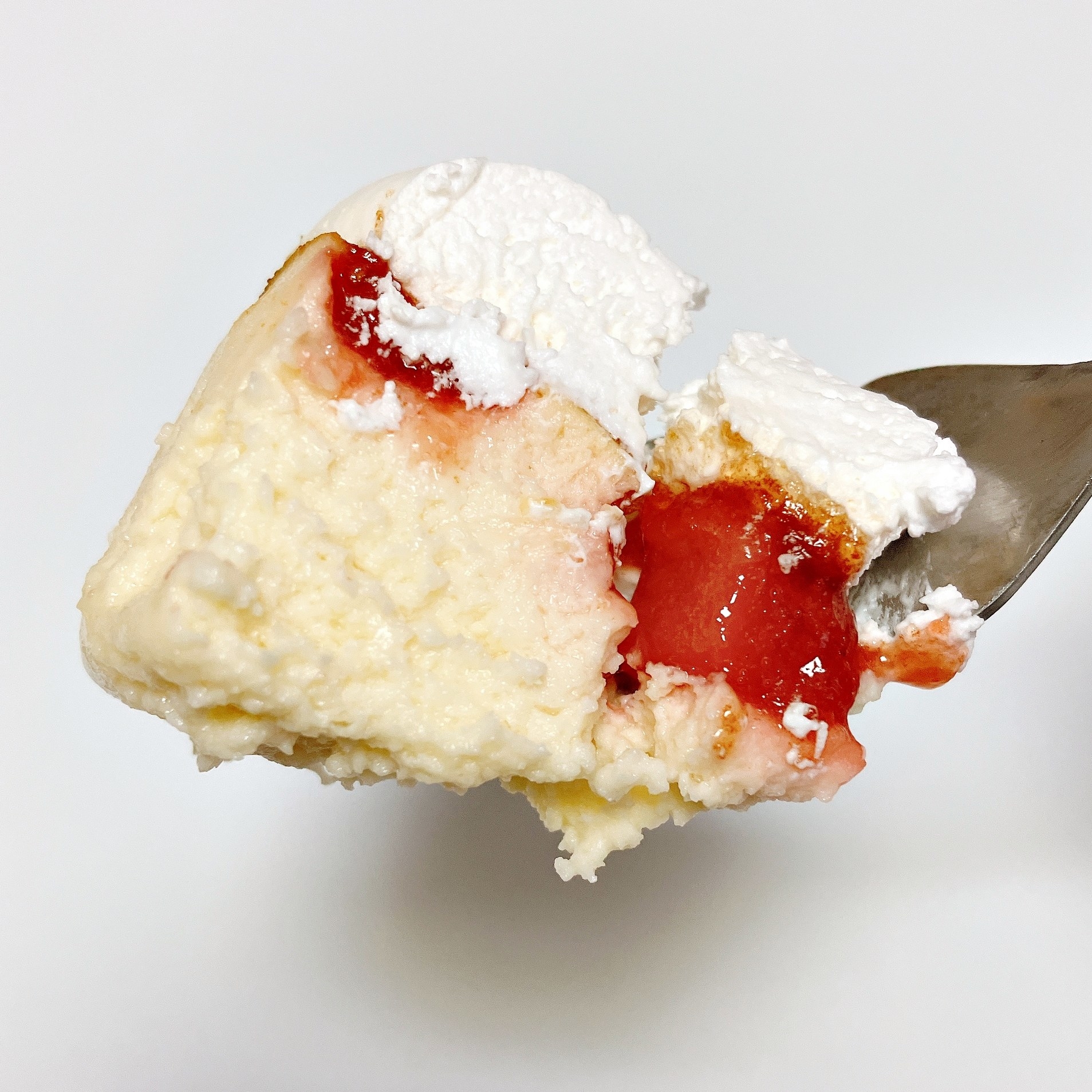 LAWSON（ローソン）のおすすめスイーツ「プレミアム濃厚生チーズケーキ（いちご）」