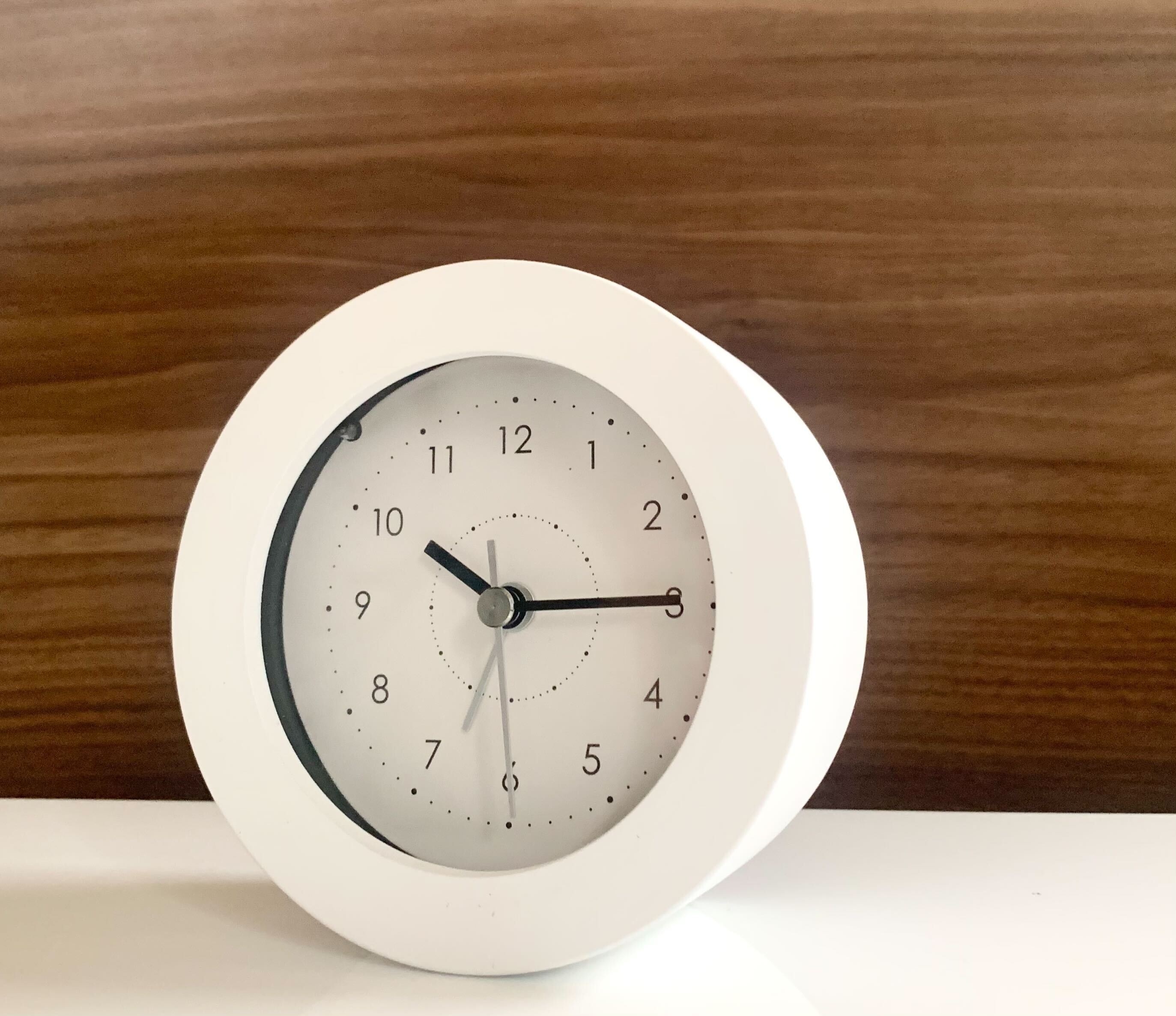 NITORI（ニトリ）のおすすめ雑貨「静音秒針 ライト・スヌーズ付き 目覚まし時計 ログ（ホワイト） 」