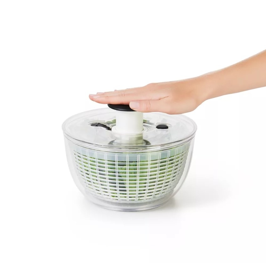 The salad spinner in use