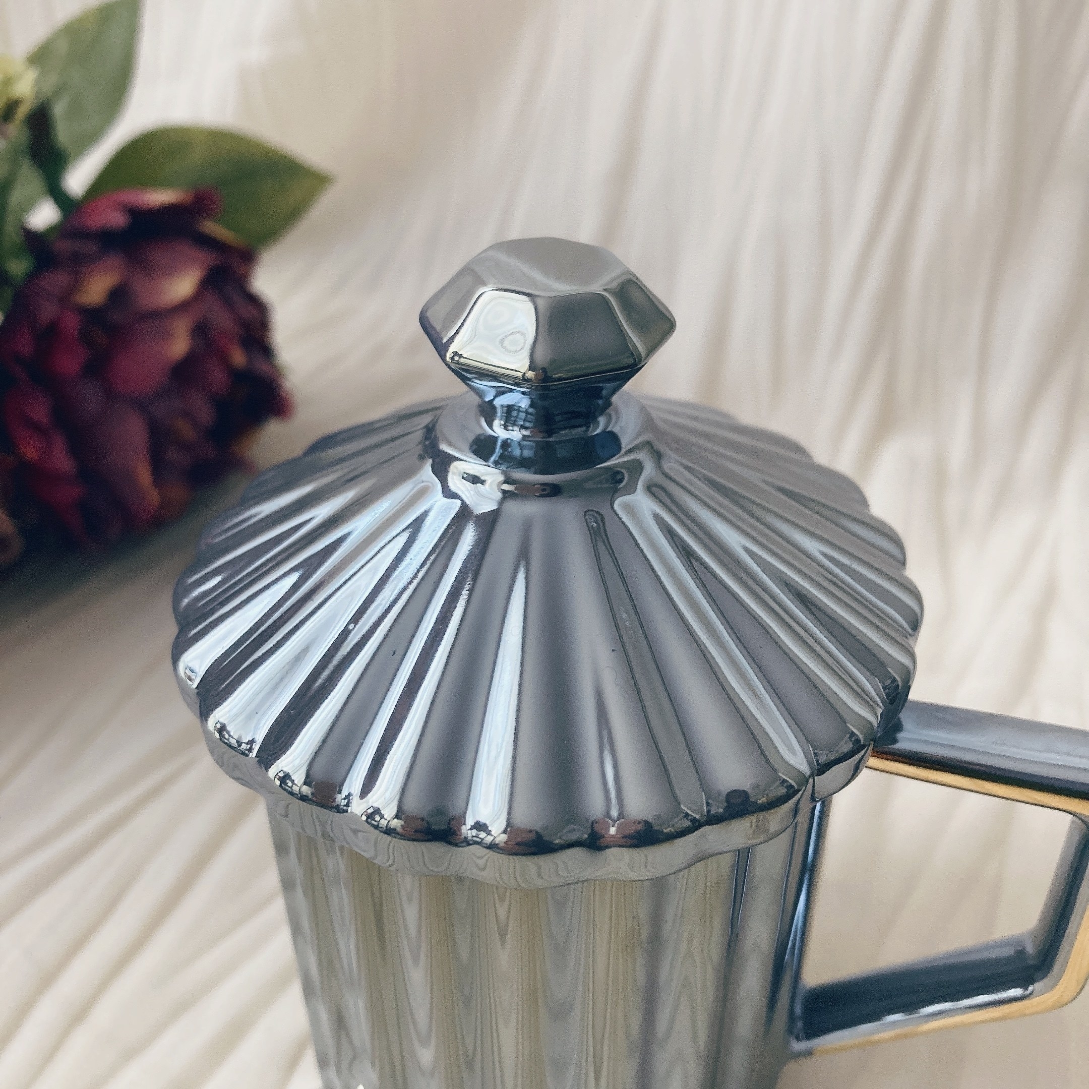 フランフランのオススメのキッチン雑貨「ダイヤモンド フタ付きマグ」