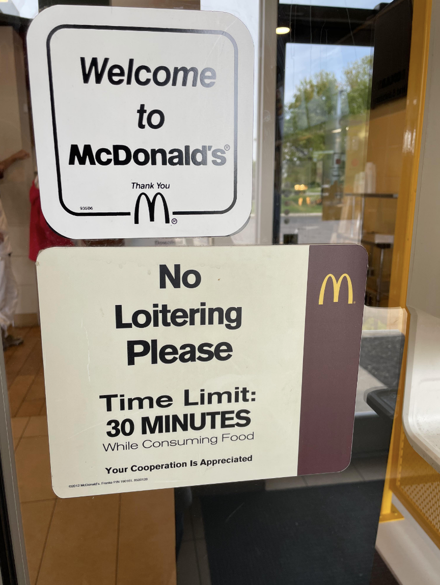 A sign giving a 30-minute time limit at McDonald&#x27;s