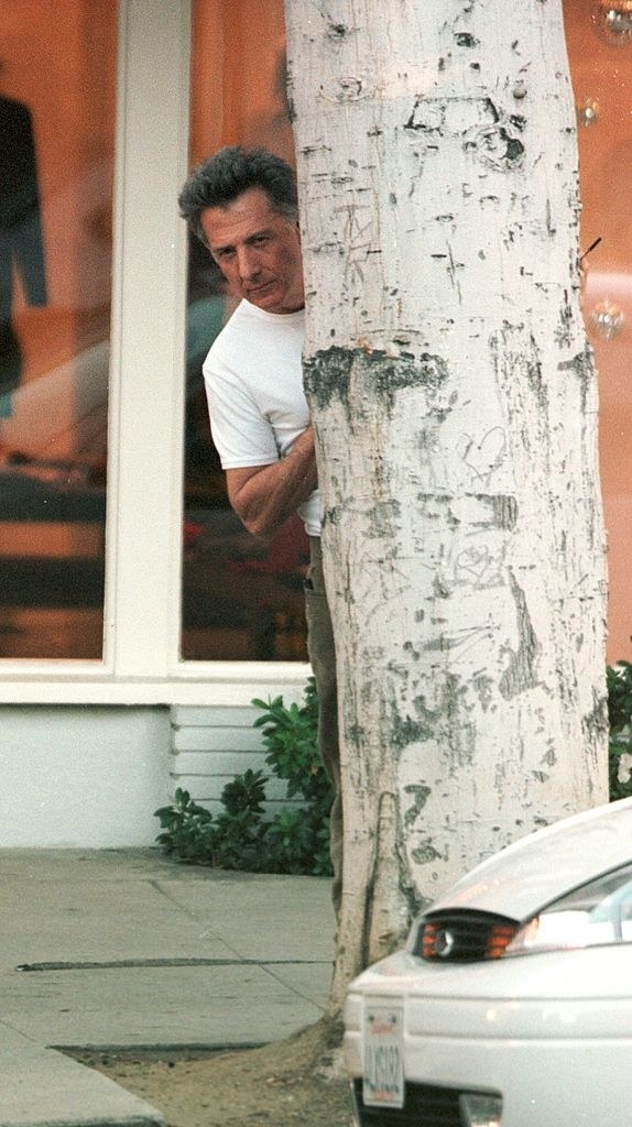Dustin Hoffman behind a tree