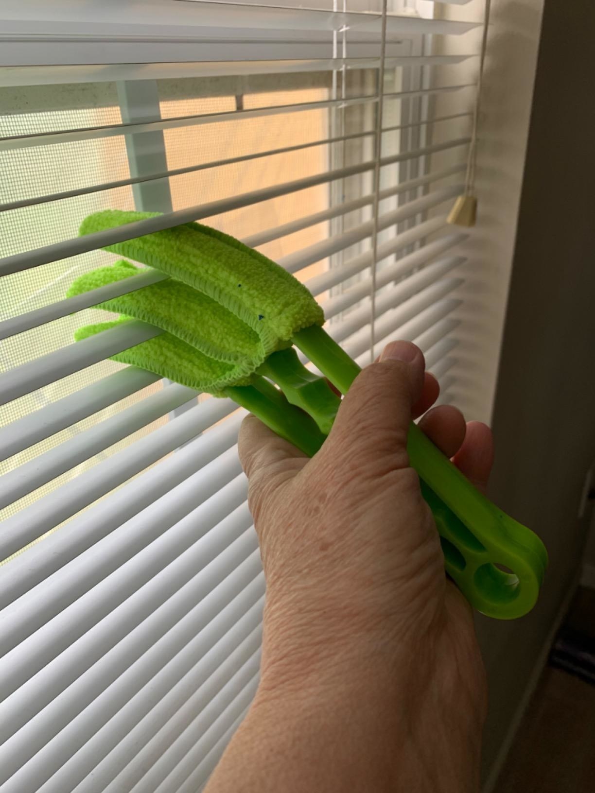 Reviewer cleaning their mini blinds