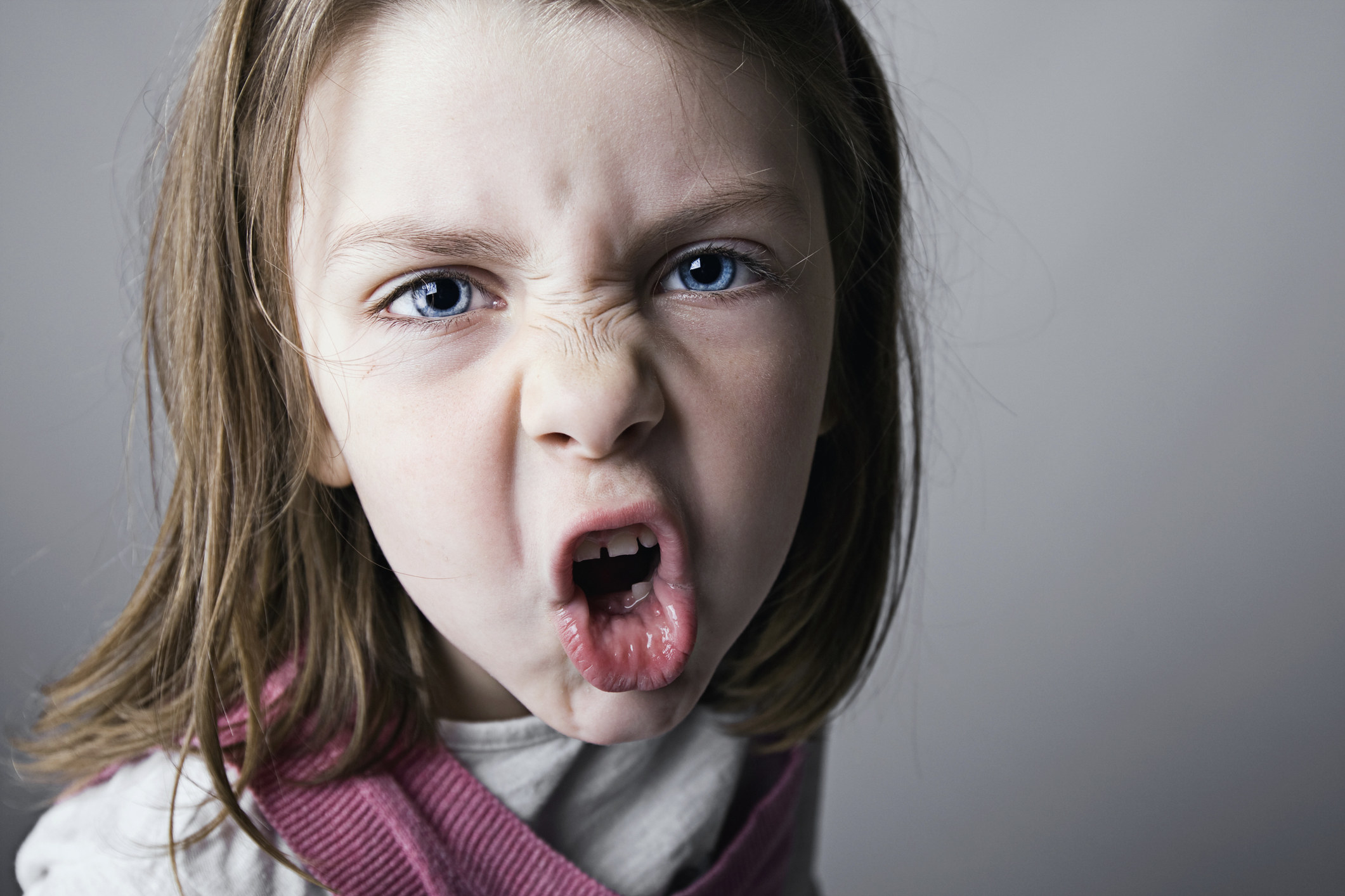 Дети очень агрессивны. Ребенок в гневе. Злость дети. Агрессивный ребенок. Злость девочка.
