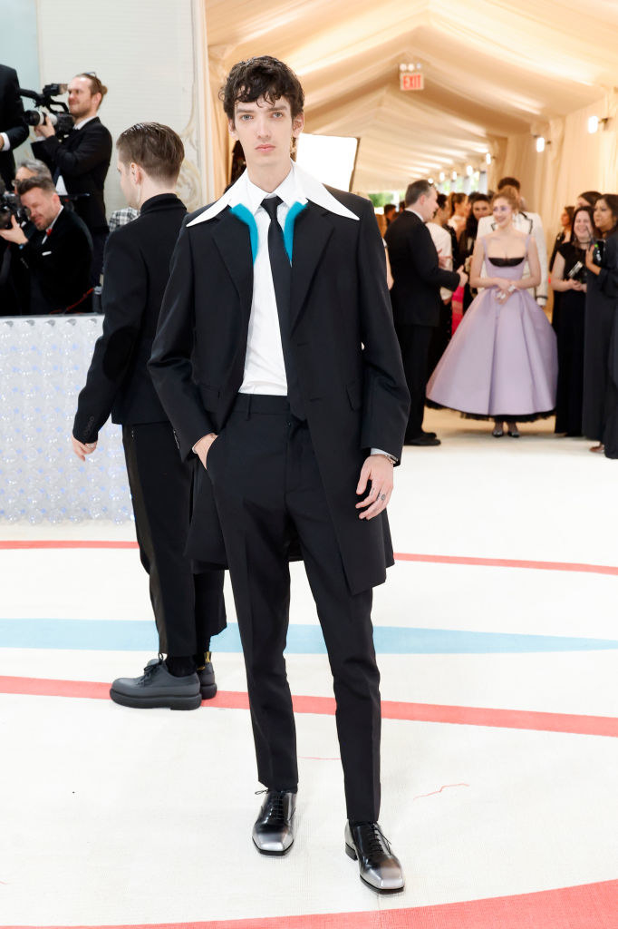 Kodi Smit-McPhee in a suit on the red carpet