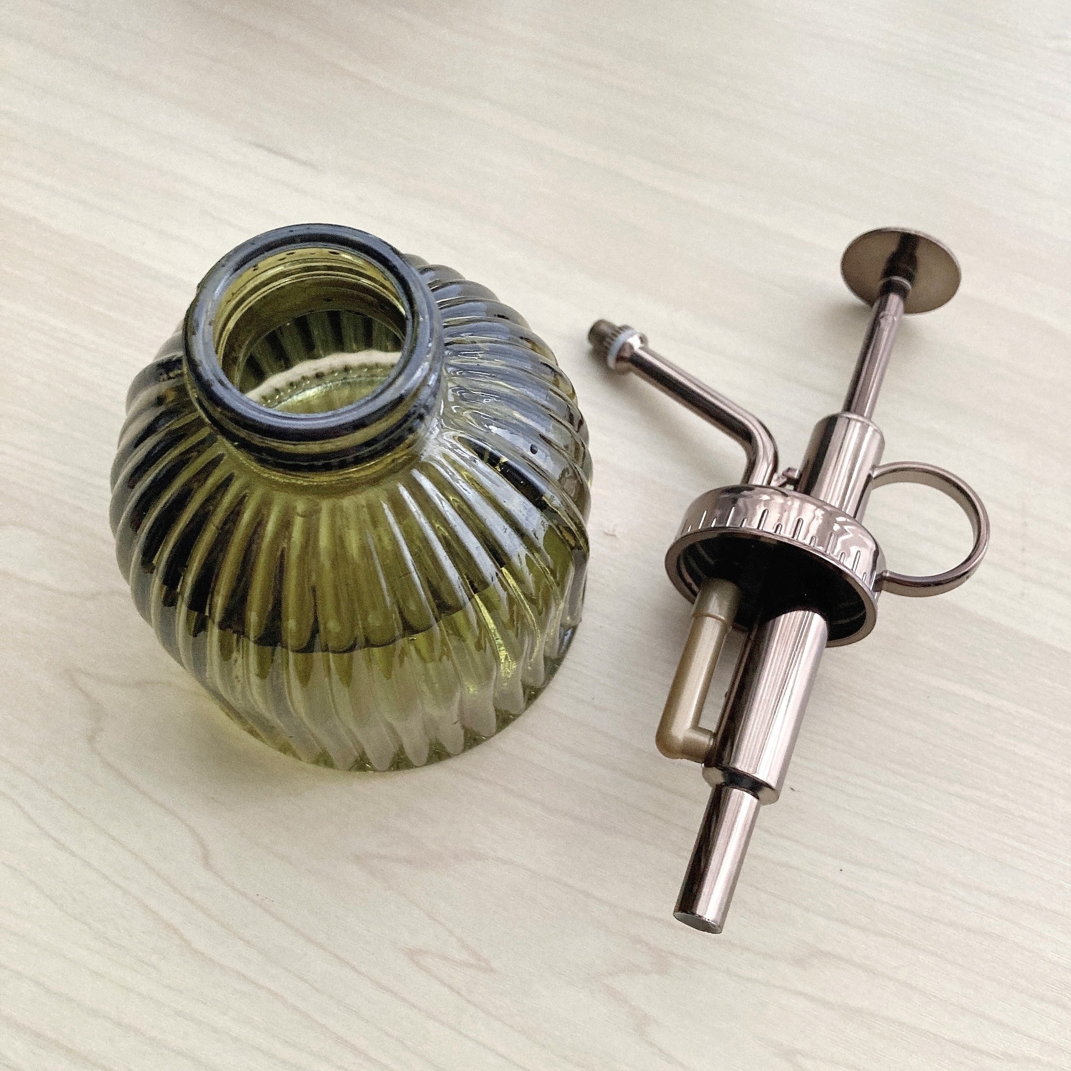 サリュのオススメのインテリア雑貨「ガラススプレーボトル（グリーン）」