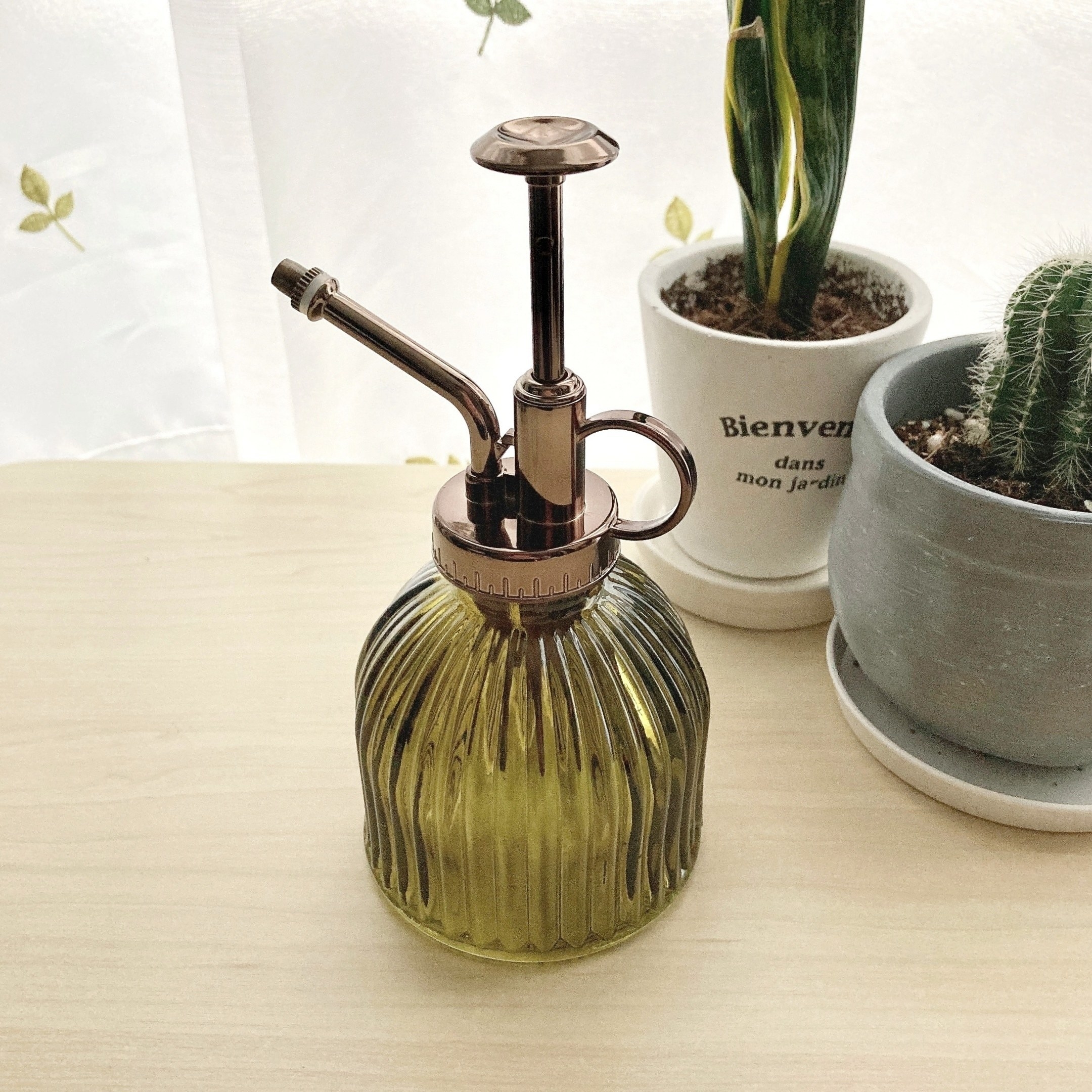 サリュのオススメのインテリア雑貨「ガラススプレーボトル（グリーン）」