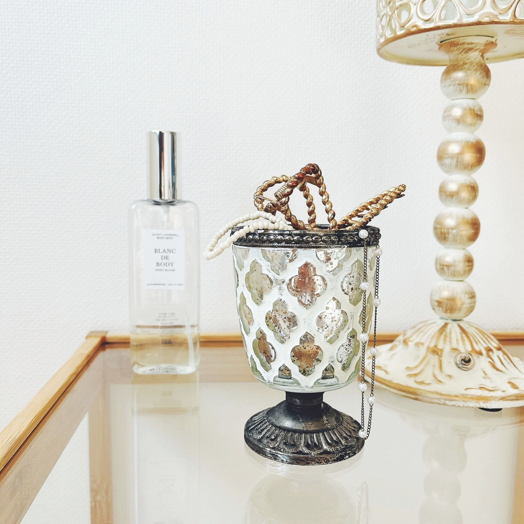 サリュのオススメのインテリア雑貨「アンティークグラス(ホワイト)」