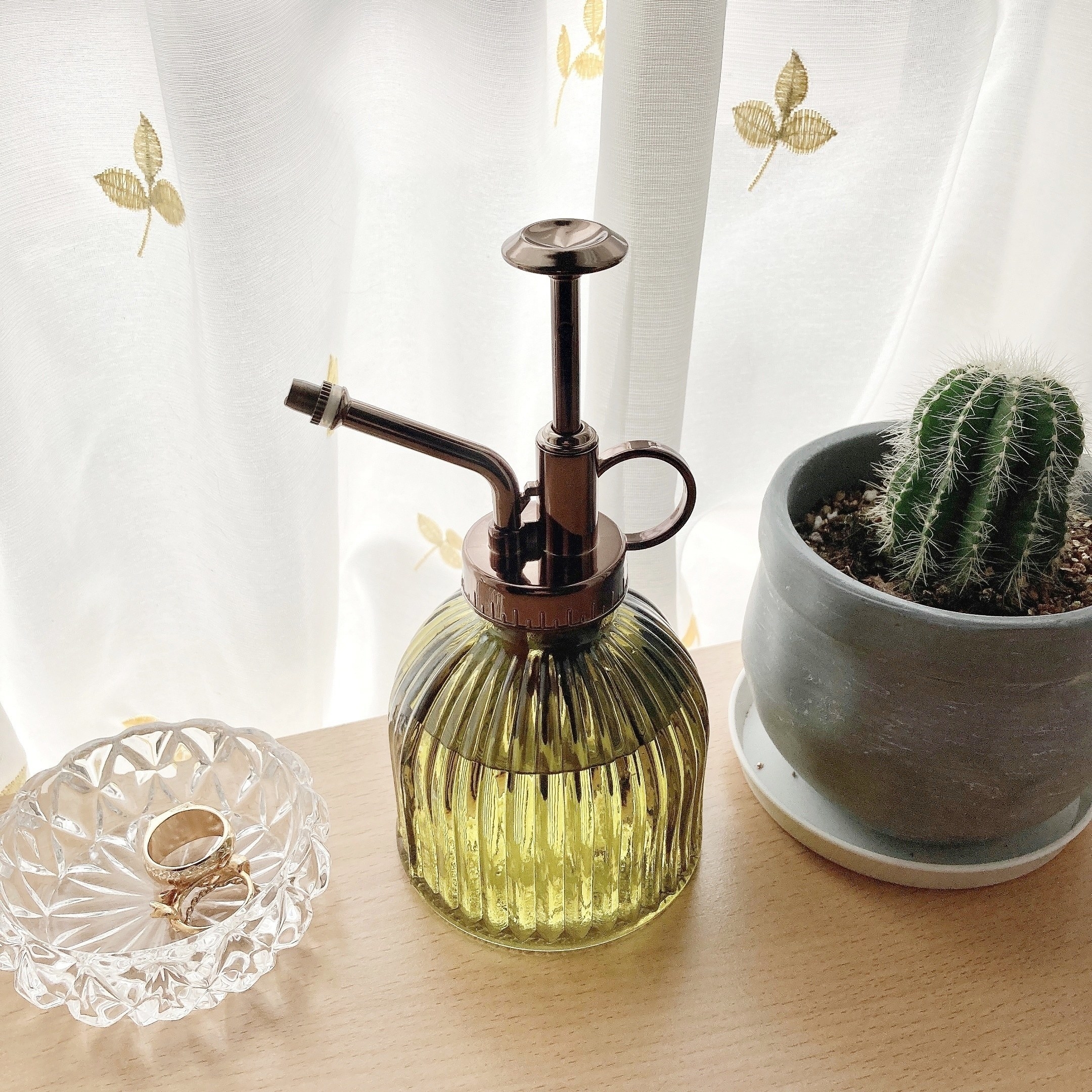 サリュのオススメのインテリア雑貨「ガラススプレーボトル(グリーン)」