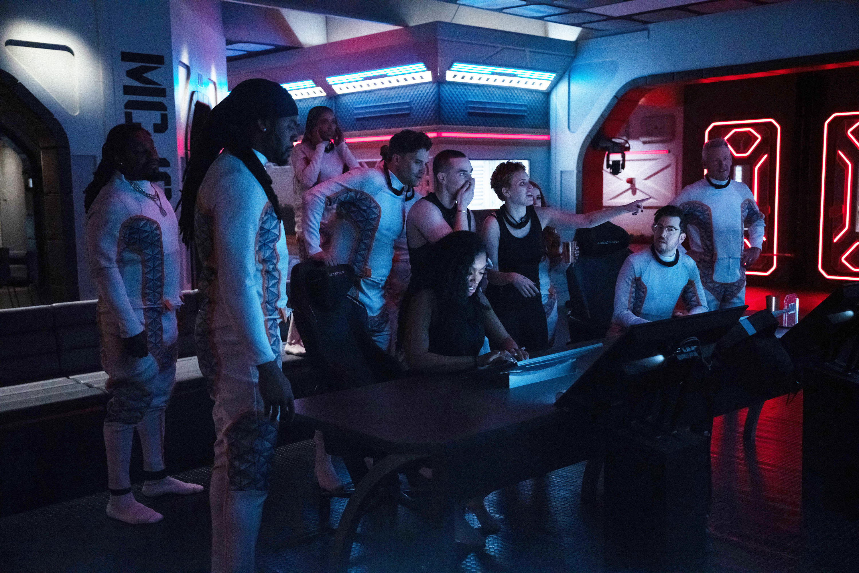 Contestants gather in Hab