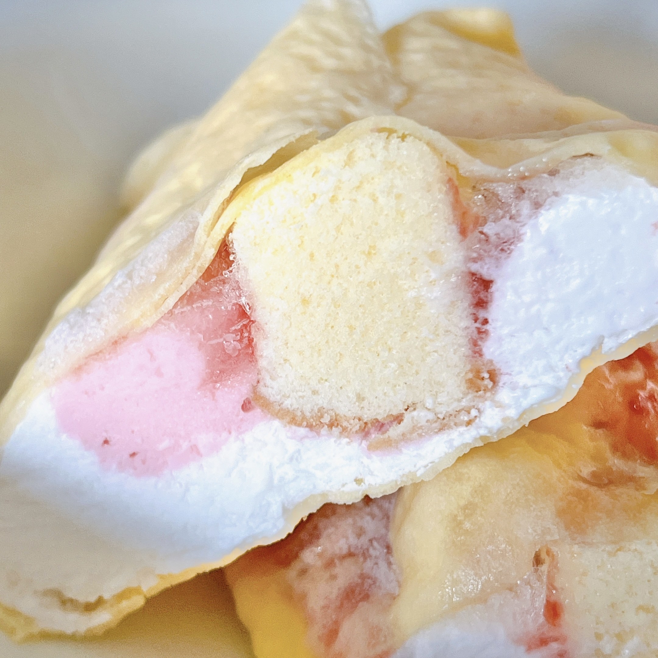 ミニストップのおすすめのアイス「アイスケーキいちごミルククレープ」